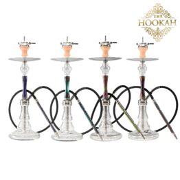 Eine Sammlung mehrerer Shishas, die eng zusammen angeordnet sind und ihre kunstvollen Designs sowie lebendigen Farben zur Schau stellen.