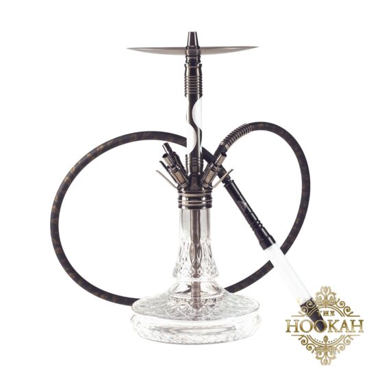 Eine elegante Shisha mit einem auffälligen Schwarz-Weiß-Design, bekannt als Daywalk Black, geschmackvoll auf einer Oberfläche präsentiert.