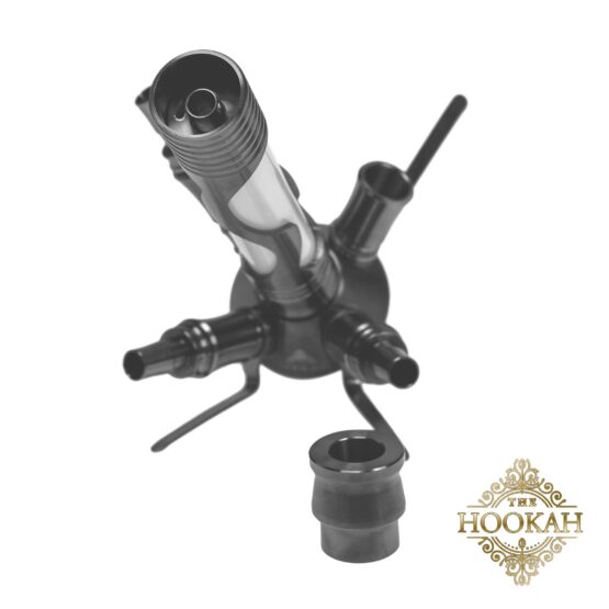 Nahaufnahme eines modernen schwarzen Shisha-Stamms mit mehreren Schlauchanschlüssen und einem Ausblasventil, das sein detailliertes Metalldesign hervorhebt.