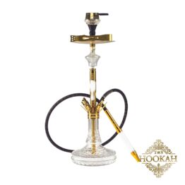 Eine stilvolle Shisha mit einem markanten Weiß-Gold-Design, namens Daywalk Gold, elegant auf einer Oberfläche präsentiert.