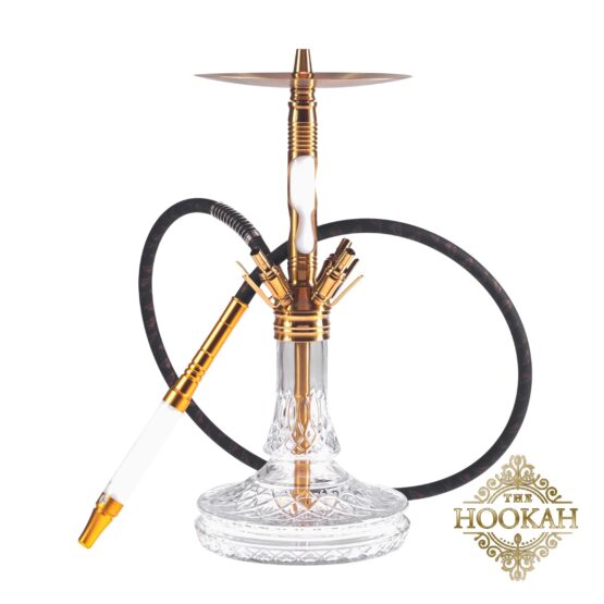 Eine stilvolle Shisha mit einem markanten Weiß-Gold-Design, namens Daywalk Gold, elegant auf einer Oberfläche präsentiert.