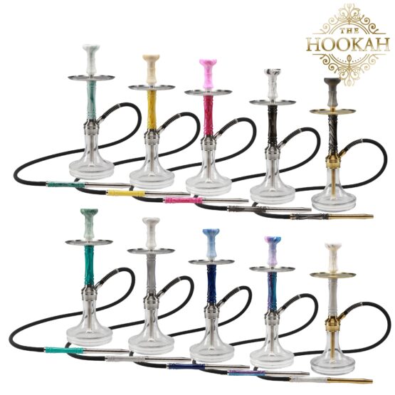 Eine Sammlung mehrerer Shishas, die zusammen angeordnet sind und ihre kunstvollen Designs sowie lebendigen Farben zeigen.