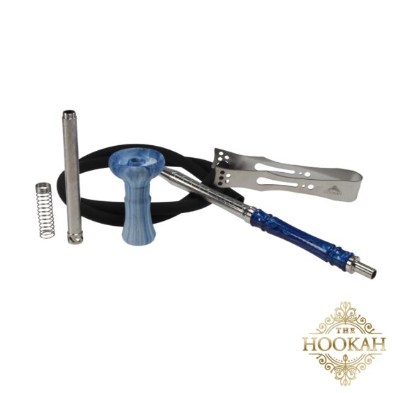 Ein blauer Shisha-Schlauch, umgeben von verschiedenen Raucherzubehörteilen, das ein vollständiges Set präsentiert.