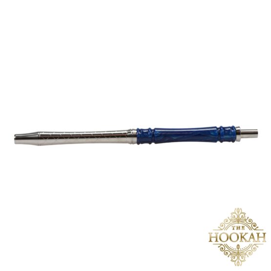 Eine stilvolle Shisha mit einem blauen Griff mit silbernen Akzenten und einem markanten, kunstvollen Design.