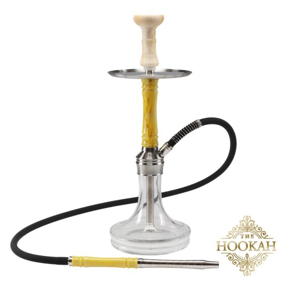 Eine Shisha mit einem lebendigen gelben Schlauch und einem eleganten schwarzen Griff, geschmackvoll vor einem neutralen Hintergrund präsentiert.