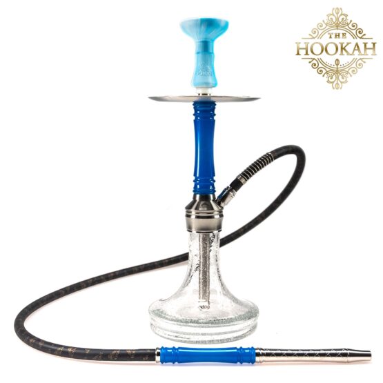 Eine elegante blau-schwarze Shisha mit einem schwarzen Schlauch, ausgestattet mit einem 2PAC WOODOO Blowoff, Kohleteller und Mashallah Phunnel für ein erstklassiges Raucherlebnis.