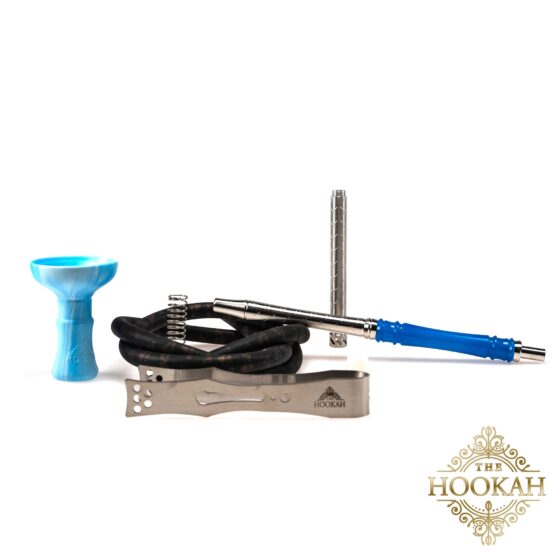 Ein blau-schwarzes Werkzeugset, in dem eine Shisha-Pfeife prominent zwischen den Werkzeugen präsentiert wird.