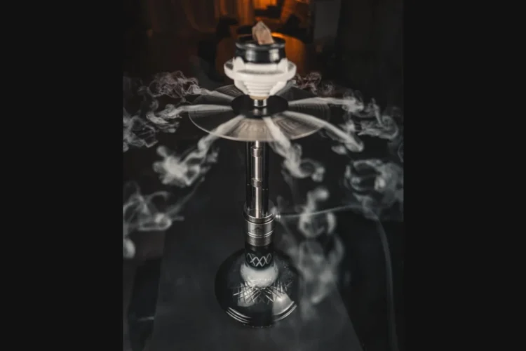 THE HOOKAH TERMINATOR mit Rauchfontänen rund um den Kohleteller