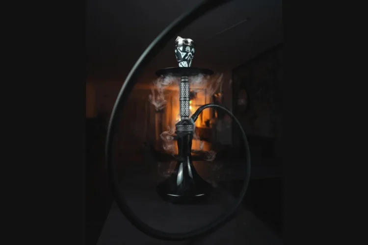 Schwarze THE HOOKAH VENOM mit Rauch in einer dunklen Lounge