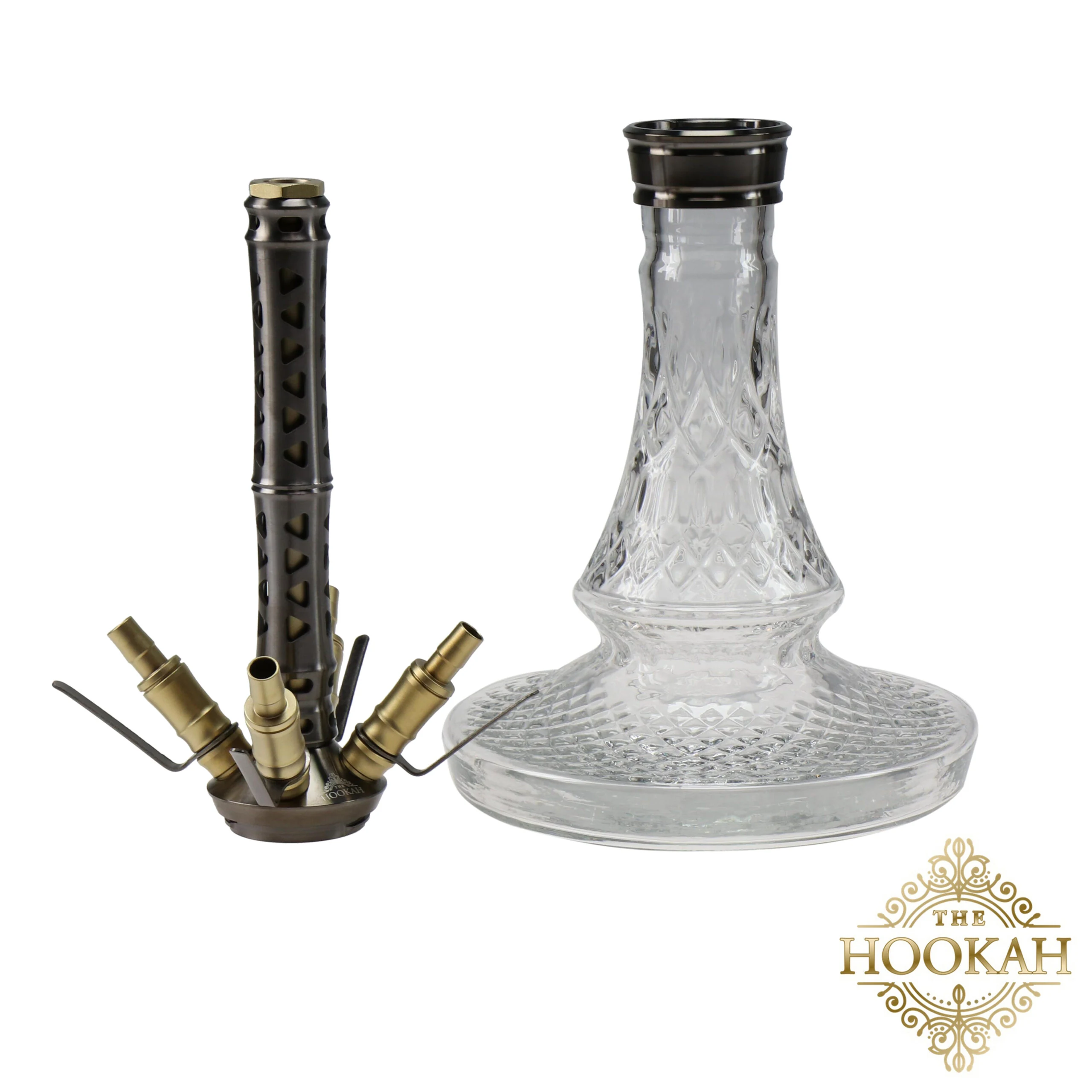 Eine Glasflasche mit einem Metallständer, entworfen für eine Shisha, die elegante Handwerkskunst und funktionales Design zeigt.