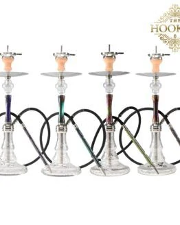 Eine Sammlung mehrerer Shishas, die eng zusammen angeordnet sind und ihre kunstvollen Designs sowie lebendigen Farben zur Schau stellen.